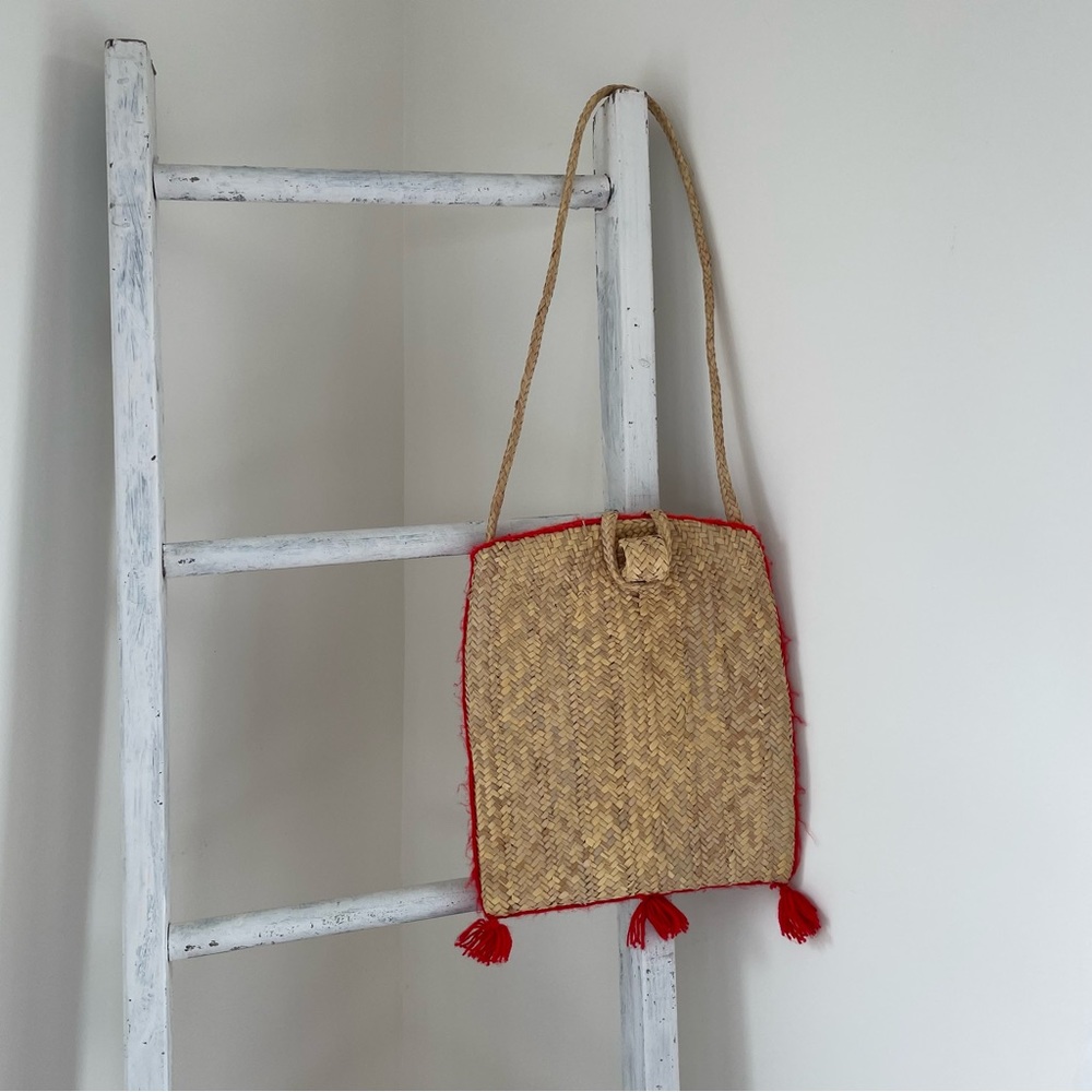 Pom Pom straw bag